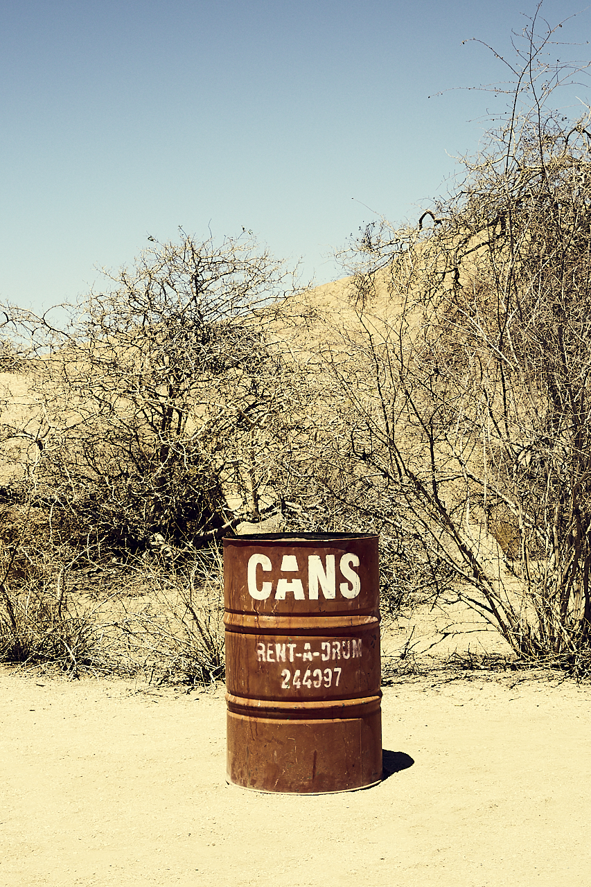 Cans rubbish bin